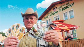 Předseda JZD Dobrá Voda Hoštice Miloslav Daňka ukazuje Hoštická eura, která zemědělci před časem vydali. Za tuto měnu bude možné získat při veselici občerstvení.