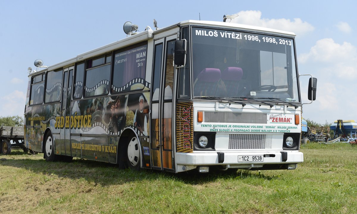 Autobus Zemák je polepený fotkami z filmů Slunce, seno...