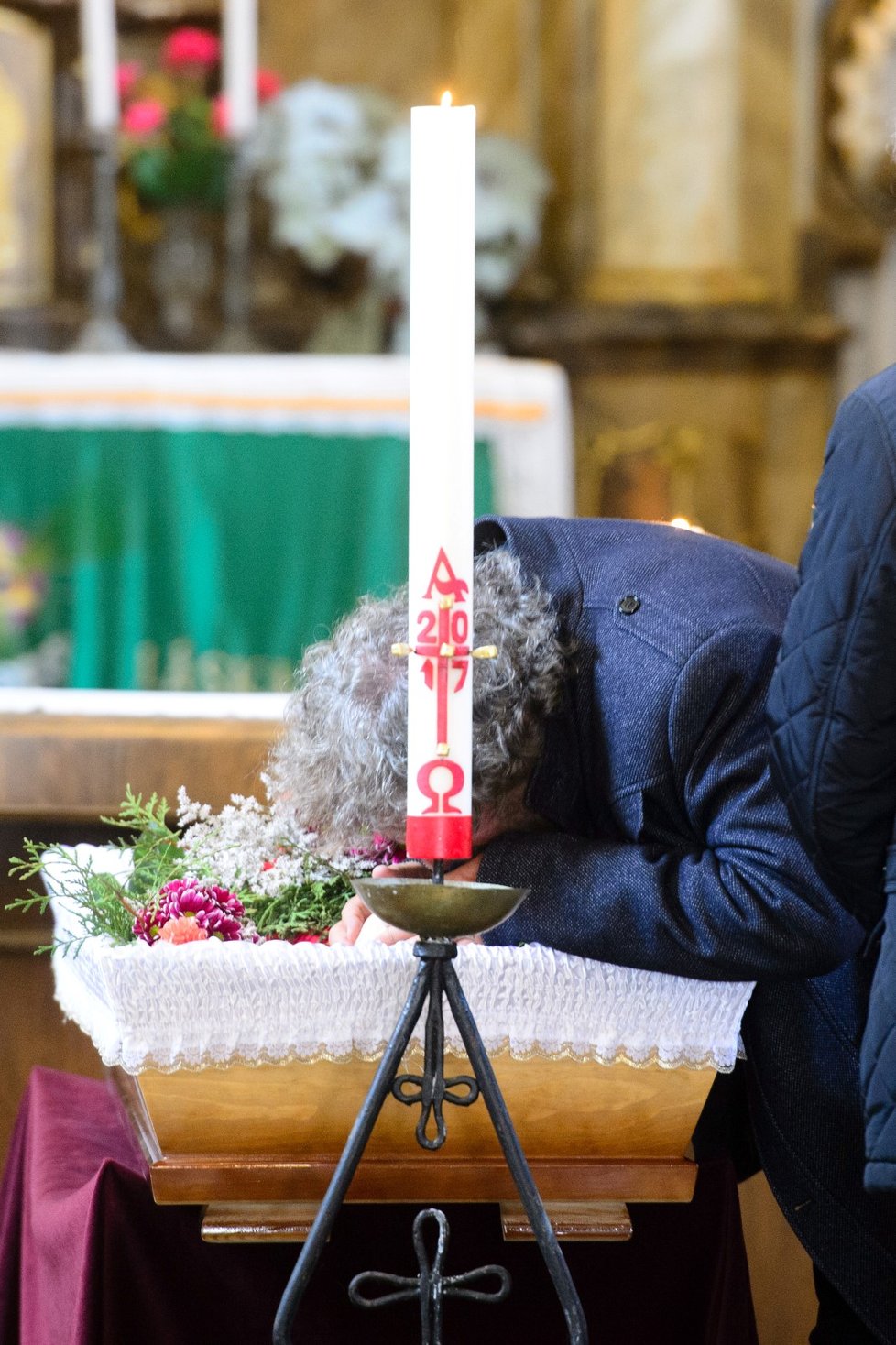 Pohnutý Troška naposledy políbil maminku.