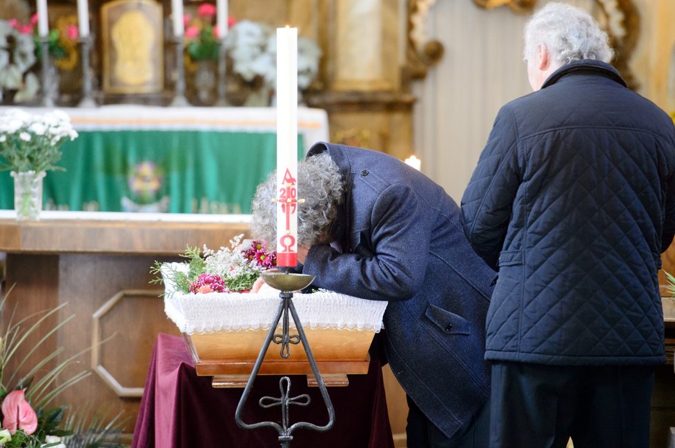 Pohnutý Troška naposledy políbil maminku.