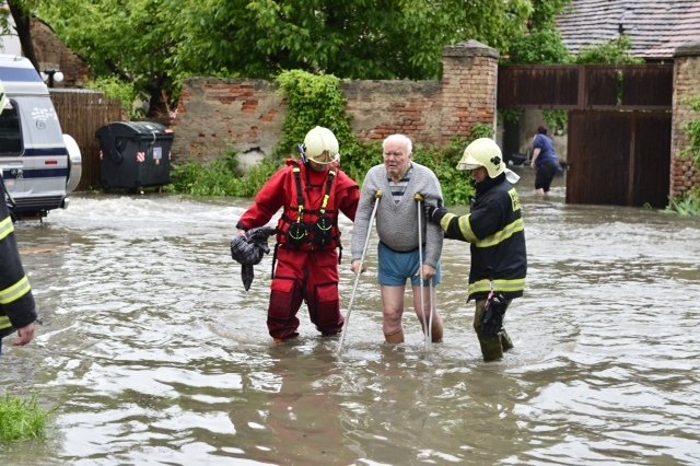 Botič zaplavil část Hostivaře v roce 2013.