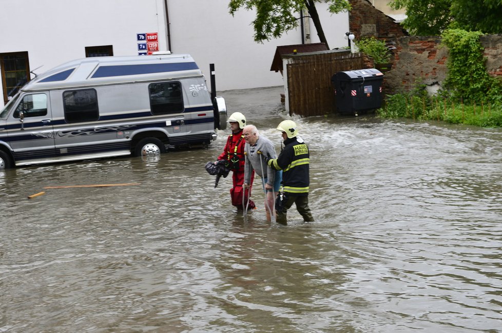 Botič zaplavil část Hostivaře v roce 2013.