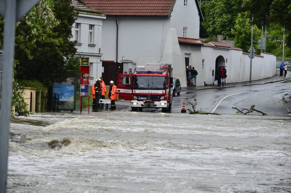 Botič zaplavil část Hostivaře v roce 2013.