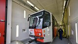 Od střechy po podvozek: Pražské tramvaje si vezme do parády nová lakovna v Hostivaři