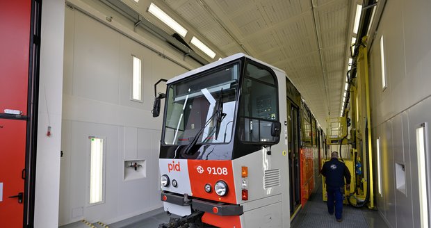 Slavnostní zahájení provozu prvního průjezdného lakovacího boxu pro tramvaje, 23. dubna 2024.