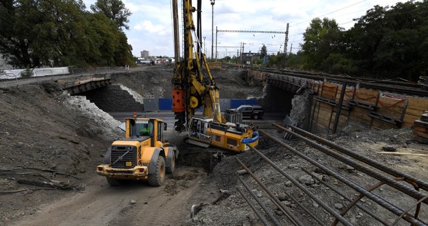 Stavba modernizované trati mezi Hostivaří a hlavním nádražím začala 15. srpna 2018.