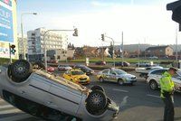 Auto na střeše a dítě v nemocnici: Nehodu ve Švehlově ulici vyšetřují policisté
