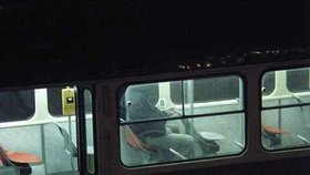 V Praze byl v noci na sobotu v tramvaji číslo 22 zastřelen muž