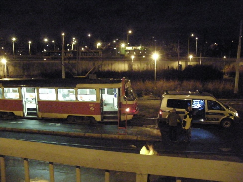 Vražda se stala na konečné tramvaje číslo 22 v Preze Hostivaři