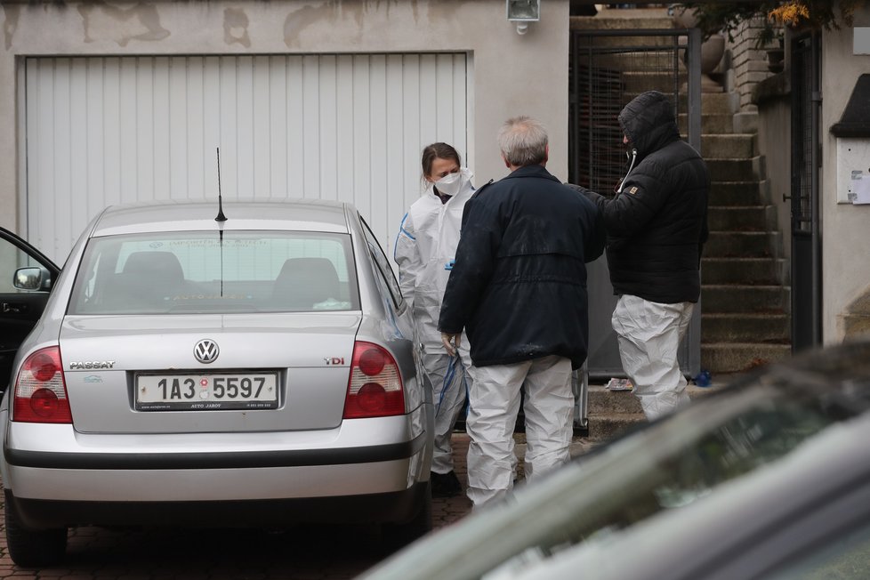 V ulici V Nové Hostivaři prošetřují policisté nález dvou těl bez známek života. (28. leden 2022)