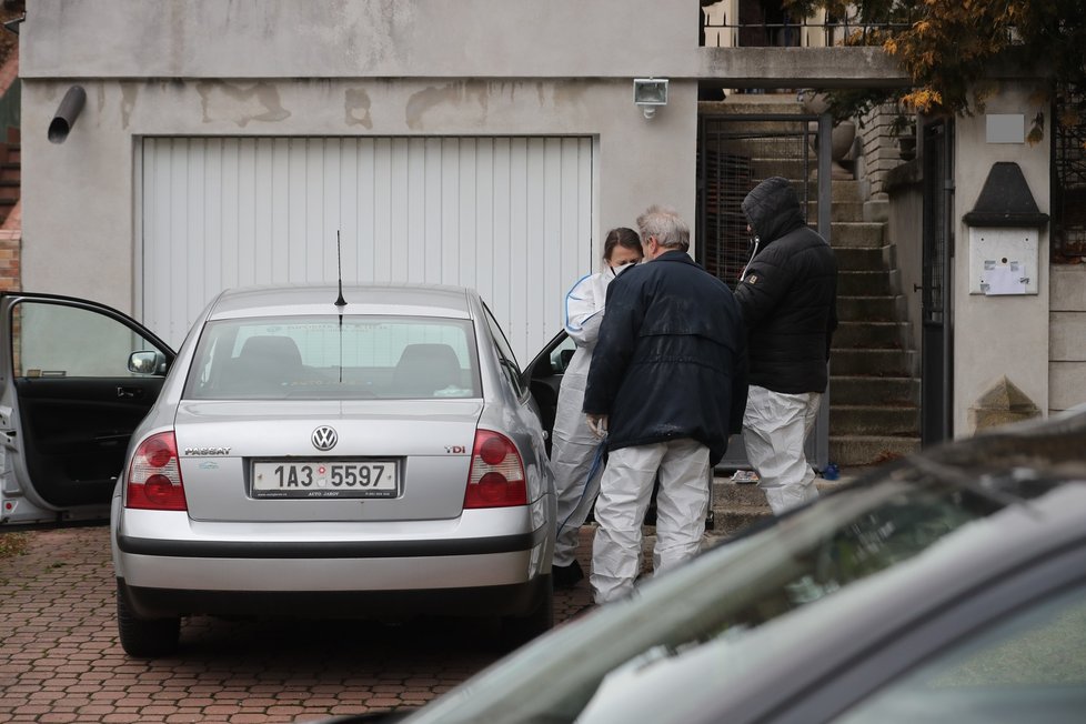 V ulici V Nové Hostivaři prošetřují policisté nález dvou těl bez známek života. (28. leden 2022)