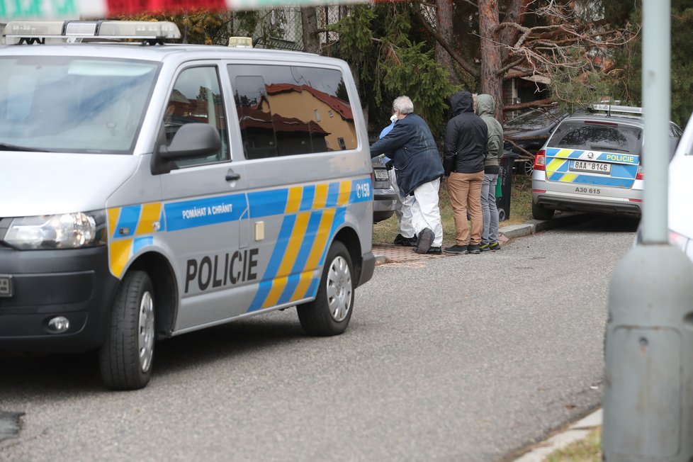 V ulici V Nové Hostivaři prošetřují policisté nález dvou těl bez známek života. (28. leden 2022)