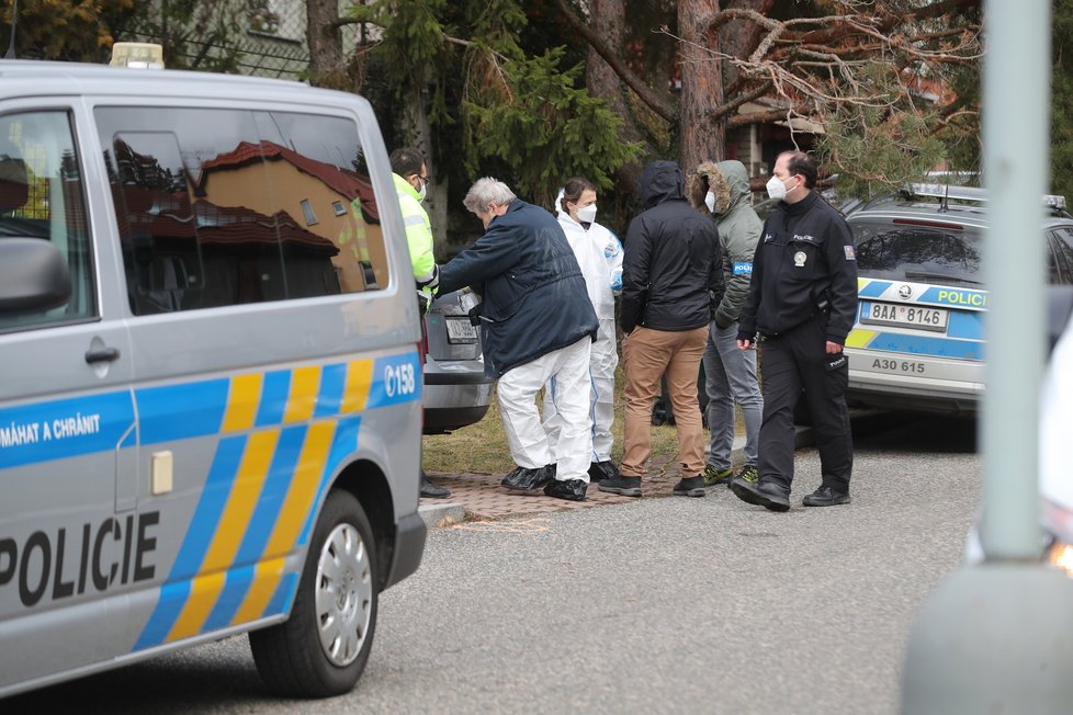 V ulici V Nové Hostivaři prošetřují policisté nález dvou těl bez známek života. (28. leden 2022)