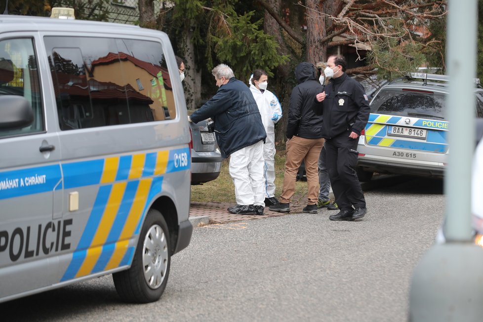 V ulici V Nové Hostivaři prošetřují policisté nález dvou těl bez známek života. (28. leden 2022)