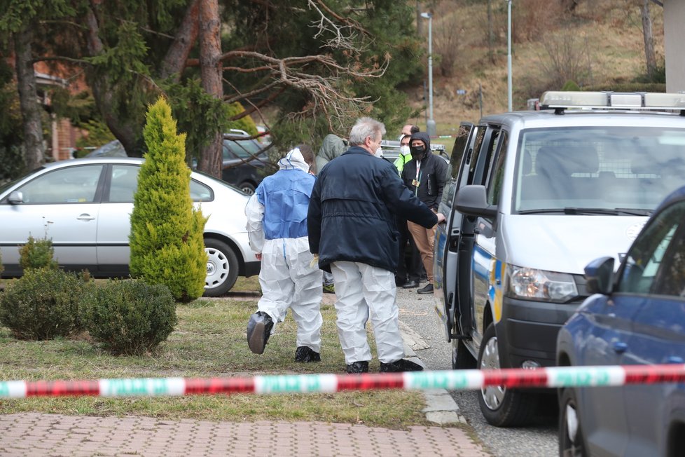 V ulici V Nové Hostivaři prošetřují policisté nález dvou těl bez známek života. (28. leden 2022)