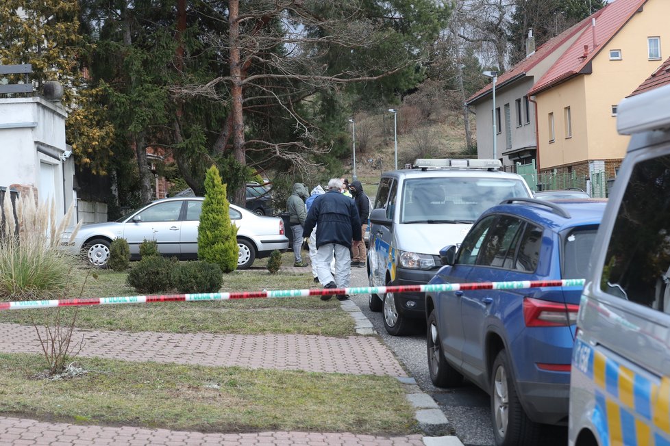 V ulici V Nové Hostivaři prošetřují policisté nález dvou těl bez známek života. (28. leden 2022)