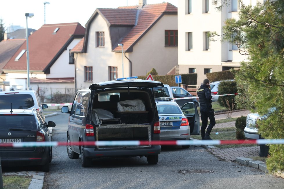 V ulici V Nové Hostivaři prošetřují policisté nález dvou těl bez známek života. (28. leden 2022)