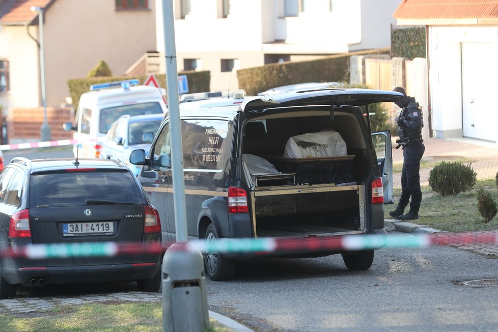 V ulici V Nové Hostivaři prošetřují policisté nález dvou těl bez známek života. (28. leden 2022)