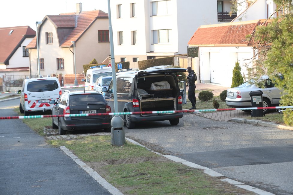 V ulici V Nové Hostivaři prošetřují policisté nález dvou těl bez známek života. (28. leden 2022)