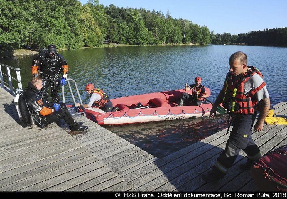 Pražští hasiči prohledávali Hostivařskou přehradu, utopil se tu mladý muž.