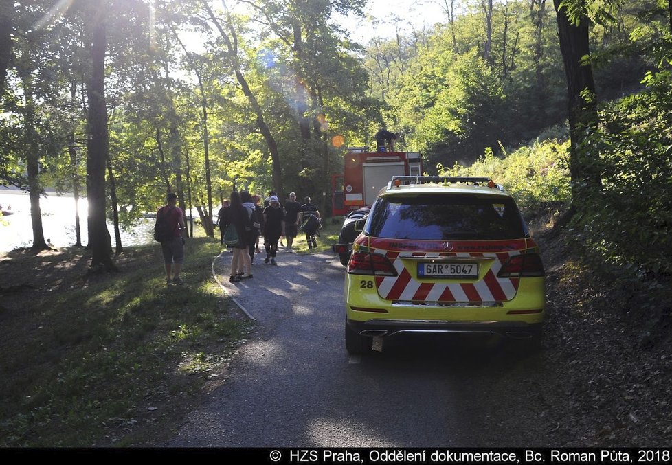Pražští hasiči prohledávali Hostivařskou přehradu, utopil se tu mladý muž.