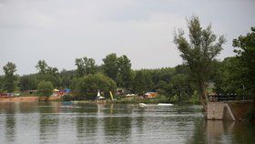 V Hostivařské přehradě platí zákaz koupání.