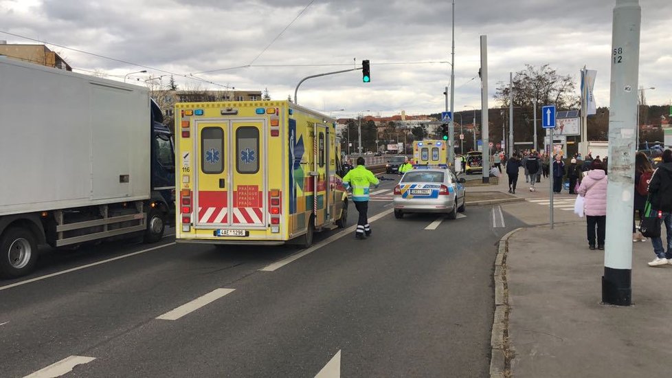 Řidič jel v Hostivaři na červenou. Dva lidé při nehodě zemřeli.