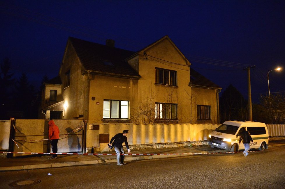 K vraždě došlo v rodinném domě nedaleko policejní stanice v Hostivici.