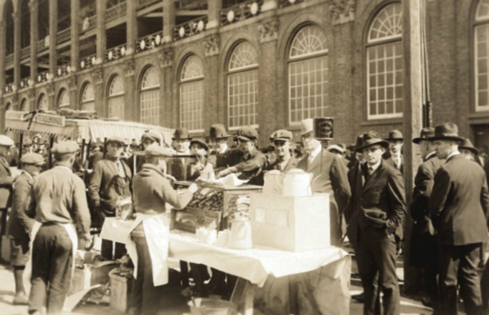 V Americe začali párky prodávat němečtí  přistěhovalci. Zprvu se nejvíce jedly na baseballových zápasech.