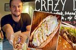 Před 10 lety se Bruno přestěhoval do Prahy, před rokem začal u metra Dejvická vařit a připravovat poctivé hot dogy.