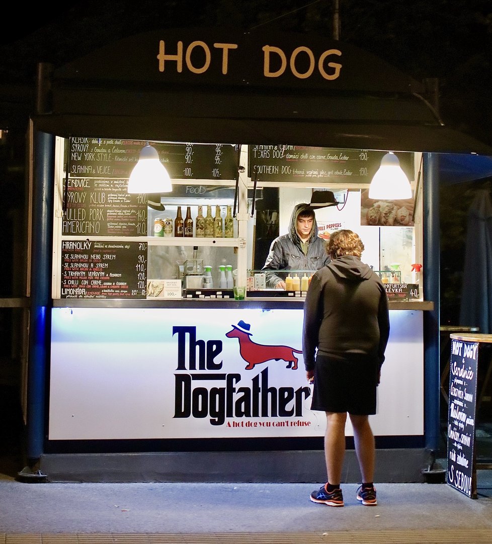 Stánek The Dogfather je k nalezení u jednoho z východů z metra Dejvická v Evropské ulici.