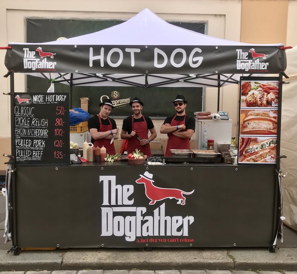 Hot dog, který nemůžeme odmítnout - toto rčení na výtvory, které vznikají pod značkou The Dogfather, sedí jako tečka nad písmenem i.