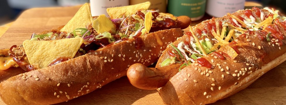 Při vytváření hot dogů sází Bruno na tradici. Obává se, že by experimentování příliš mnoho lidí nenalákalo - proto se také zdráhá Pražanům představit třeba takový klasický brazilský hot dog.