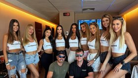 Hostesky před letem ve VIP salonku. Čas ukazuje skoro půl dvanácté.