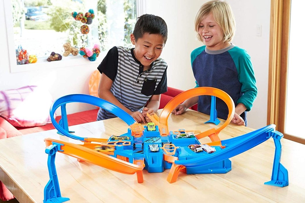 Hot Wheels Criss Cross Crash Motorized Track Set