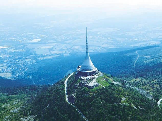 Hotel a TV vysílač na Ještědu