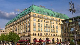Jeden z nejslavnějších hotelů Evropy je na prodej. Německá ikona u Braniborské brány začíná na 6,8 miliardy Jeden z nejslavnějších hotelů Evropy je na prodej. Německá ikona u Braniborské brány začíná na 6,8 miliardy