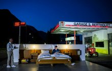 Bizarní »hotel« na švýcarské benzince: Žádné stěny ani strop