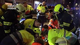 Hasiči při zásahu v hořícím hotelu v centru Prahy evakuovali celkem 34 lidí.