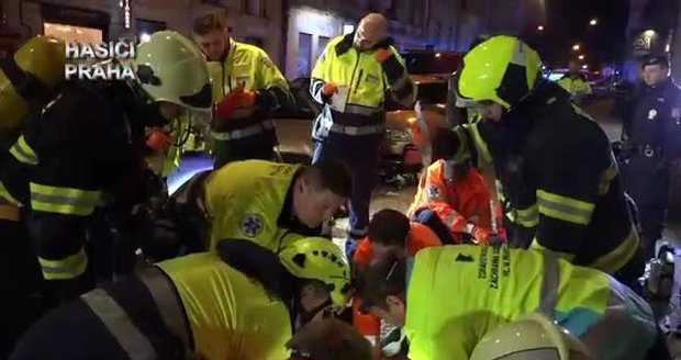 VIDEO: Lidé po nás házeli boty, batohy, aby na sebe upozornili, říká hasič. Takhle zásah v pražském hotelu probíhal