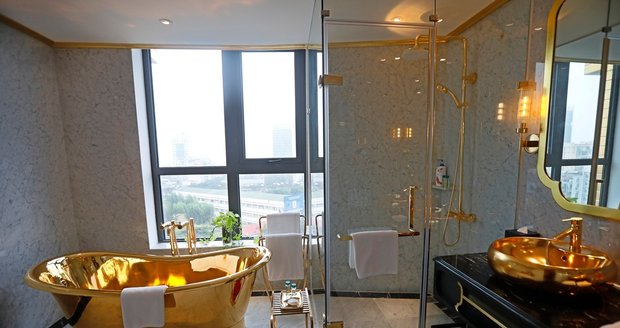 Hotel Hanoi Golden Lake láká na okázalý luxus.