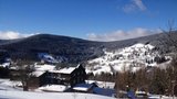 Češi lační po sněhu a lyžích: Obří kolony a kolabující doprava u Špindlu
