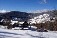 Češi lační po sněhu a lyžích: Obří kolony a kolabující doprava u Špindlu