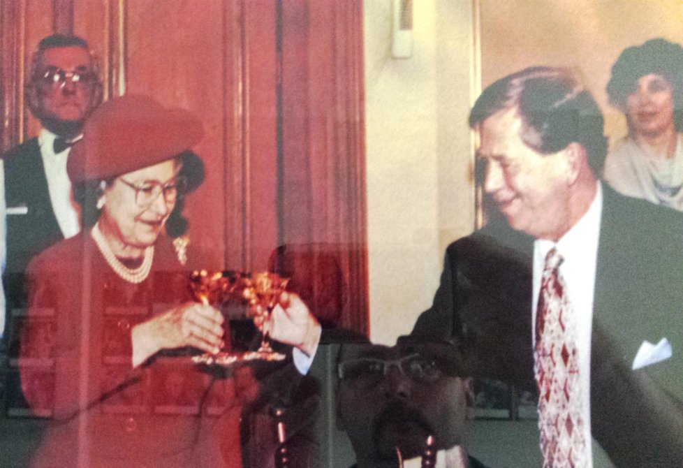 Anglická královna Alžběta II. si v roce 1996 v hotelu připila s prezidentem Václavem Havlem. Pak mu udělila společenskou lekci.