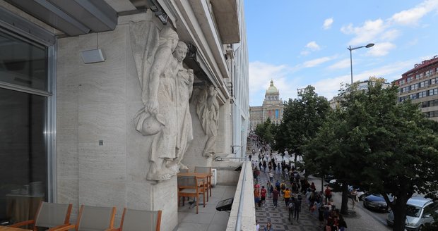 Pohled z prvního patra Hotelu Jalta na Václavském náměstí