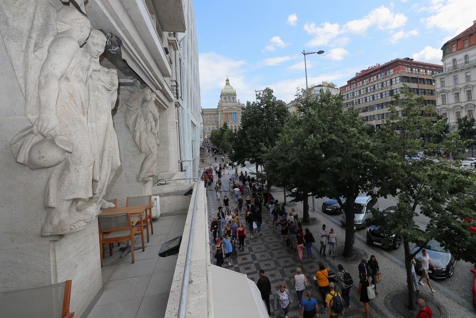 Pohled z prvního patra Hotelu Jalta na Václavském náměstí