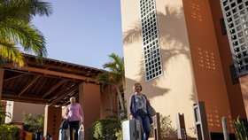 Turisté opouští hotel H10 Costa Adeje Palace, který byl kvůli nebezpečí koronaviru v karanténě. (10.3.2020)