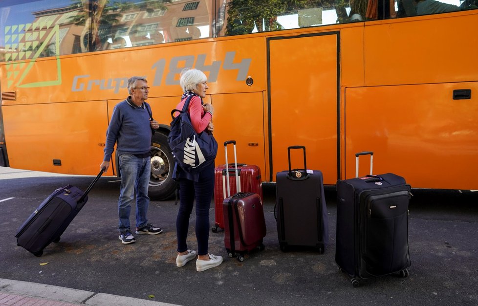 Turisté opouští hotel H10 Costa Adeje Palace, který byl kvůli nebezpečí koronaviru v karanténě. (10.3.2020)