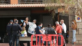 Bezpečnostní opatření v okolí hotelu na Tenerife, kde je izolována tisícovka hostů včetně šesti Čechů