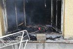 Ve Staroklánovické ulici v Praze 21 hořel vybydlený a částečně i zdevastovaný hotel, který využívali bezdomovci. Škody jsou podle hasičů minimální (2. duben 2021).